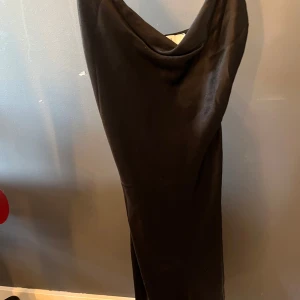 Kort satin klänning - Jättefin kort svart satin klänning som aldrig kom till användning. Små slits på sidorna.  💕 skriv privat för bilder och lägg prisförslag.