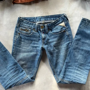 Jätte snygga lågmidjade bootcut replay jeans🥰 - Säljer ett par jättesnygga bootcut replay jeans med jätte coola detaljer som tyvärr är för små🥰