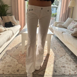 Vita jeans  - Vita jeans men lite mer silkes material som jag inte vet vad de heter. Verkligen skit snygga och lågmidjade med gröna detaljer på fickorna där bak och blomm broderi på sidan (syns ej på bild), hör av er vid fler bilder osv💐🩷🩷