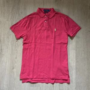 Ralph Lauren Polo - Säljer en röd polotröja från Ralph Lauren i storlek M, tröjan är i mycket bra skick, passformen är slim fit.