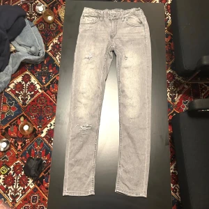 Grå jeans från Garcia - Säljer ett par grå jeans från Garcia med slitna detaljer. Passar för ca 170cm. Bra skick.