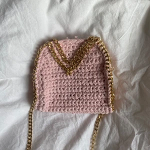 Stella McCartney liknande väska  - Ljusrosa Stella McCartney liknande väska med guldkedja. Denna är handgjord och passar mycket fint nu till sommaren! Pris går att diskutera skriv vid eventuella frågor!