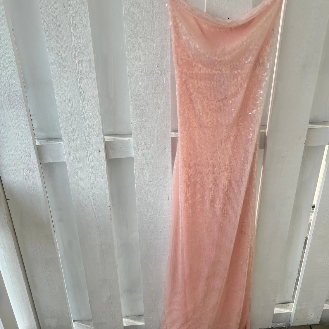 Ljusrosa glittrig långklänning med öppen rygg - 2