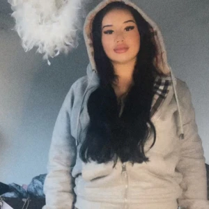 Grå hoodie med rutigt foder från Burberry - Säljer mitt ex burberry kofta vene själv hur mycket den kostar eller om den är äkta men han sa d💀💀nyskick 