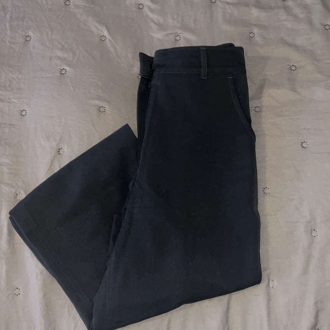 Gråa kostymbyxor med raka ben