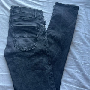 Tramarossa jeans svarta  - Säljer ett par svarta jeansbyxor från Tramarossa  i modellen Leonardo slim . Snygga och i bra skick väldigt exklusiva jeans , storlek 32 skriv vid fler frågor ⭐️