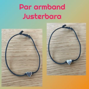 By prisförslag- 2 st Svarta justerbart armband med silver  hjärta - Ett par svarta par armband med justerbar knut och ett litet silverfärgat hjärta i mitten. Perfekt som pararmband eller vänskapsarmband. Enkelt och stilrent smycke som passar till många tillfällen.