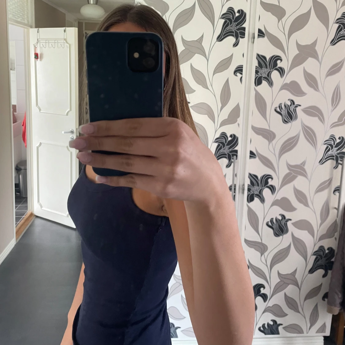 Mörkblått linne - 1