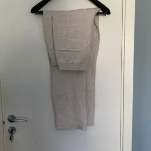 Beiga linnebyxor från H&M - Säljer ett par ljusbeiga linnebyxor från H&M i regular fit. | Dom är felfria 10/10 Inger att klaga på | Passar dig som är 180-190 ungefär! Bara att skriva vid frågor 🙋‍♂️