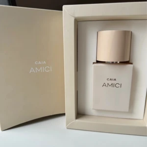 Caia Parfym 50 ml - Amici Parfymen från Caia! Sprayad fåtal gånger, saknas möjligen 3 ml😊 NYPRIS: 600;-