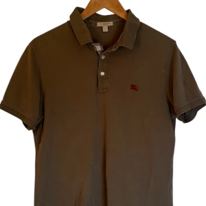 Burberry  - Burberry pike. Storlek L. Skick 8/10 oliv grön. 690kr endast! Fashionels.com våran hemsida 