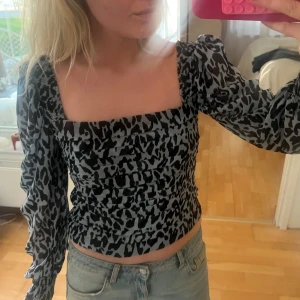 Leopardmönstrad topp med puffärmar från Zara - Säljer en snygg croppad topp från Zara med leopardmönster🩷