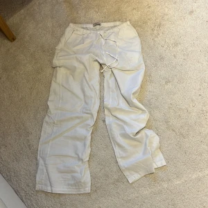 Vita linnebyxor från Gina Tricot - Säljer ett par vita linnebyxor från Gina Tricot i storlek XS. Low waist och jättesköna, skriv för fler bilder