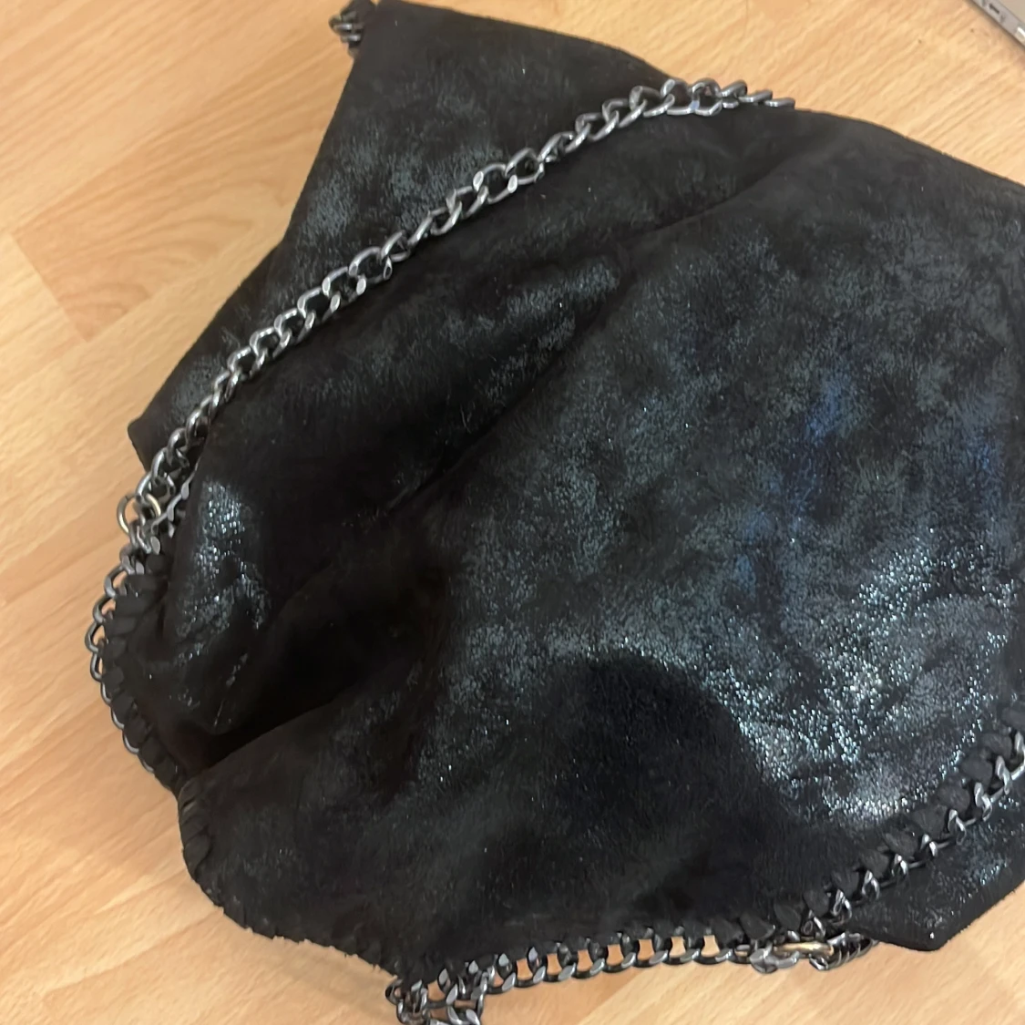 Svart axelväska med kedjedetaljer - 2