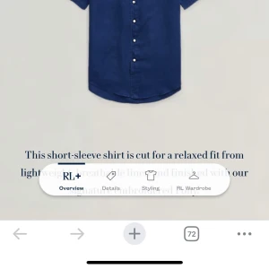 Polo Ralph Lauren kortärmad linneskjorta, mörkblå  - Säljer en stilren mörkblå linneskjorta med korta ärmar och knappar framtill. Skjortan har en avslappnad passform och är tillverkad i linne som passar perfekt till varma dagar. Enkel och klassisk design, perfekt till sommaren. Inköpt förra sommaren och använd endast en gång. Absolut nyskick! Nypris 1990 kr. 
