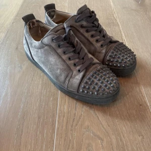 Christian Louboutin 39/40 - Säljer ett par feta loubs storlek:39,5 passar 40/40,5 bra skick endast skorna har ingen box eller dustbag. 