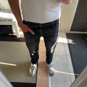Tiger of Sweden jeans - Skick 7/10 | modellen på bilden är 183cm | skriv vid funderingar💬