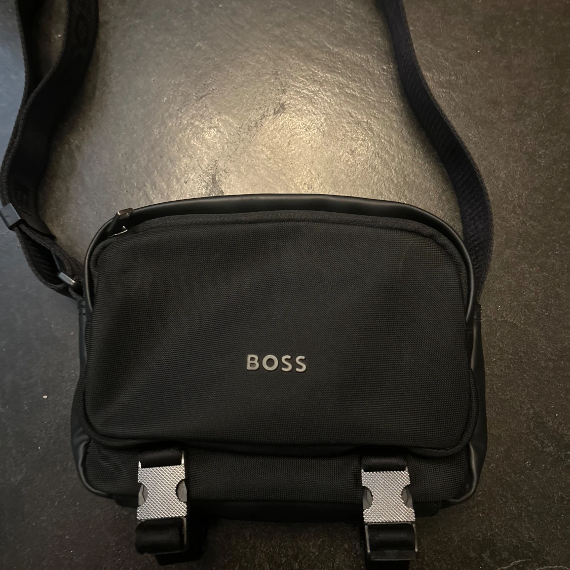 Svart axelväska från BOSS