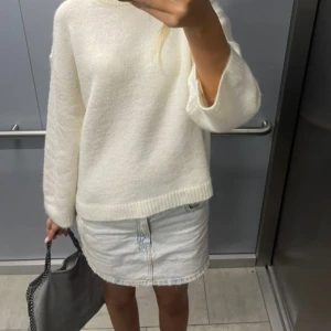 Zara jeanskjol - Första bilden är lånad! Så fin jeanskjol!! Perfekt nu för sommaren och så lätt att styla, skriv gärna för fler bilder ❣️