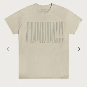 Taylor swift merch - T-shirt från Taylors merchsida, oanvänd men tyvärr ett litet ”skrap” (syns på bilden).🤎🤎