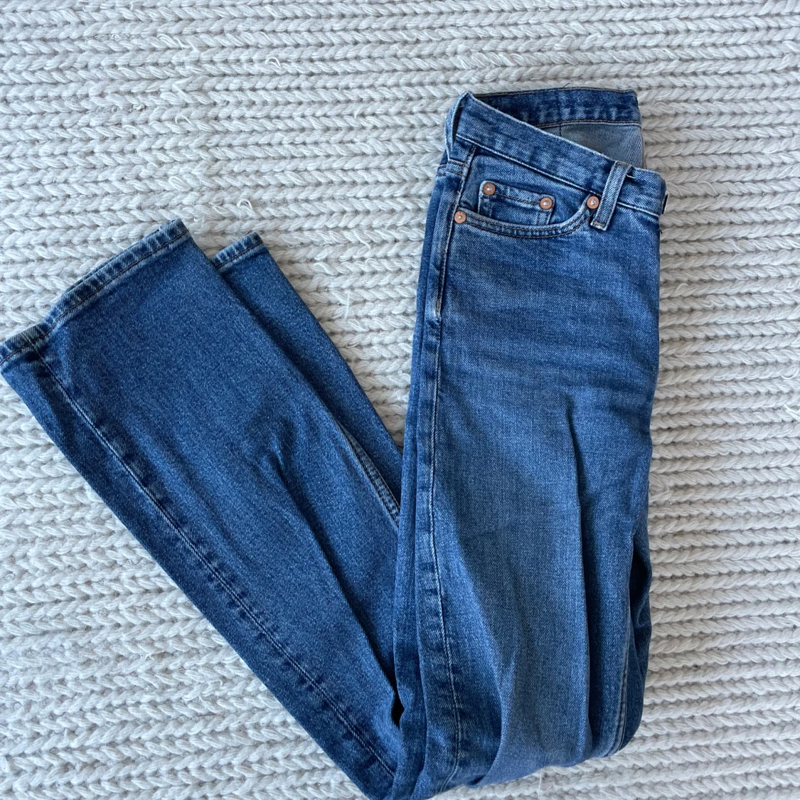 Blå bootcut jeans från Weekday - 2