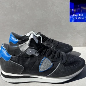 Philippe model trainer ( HELT NYA )  - ett par riktigt schyssta sällsynta trainers || size EU 46 || skicket 10/10 ( HELT NYA ) || vid köp medföljer box, dustbag, tag || finns en liten defekt som skedde med frakten || hör jätte gärna av er! ( från 2299 till 1840kr ) 