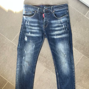 Dsquared2 jeans  - Säljer nu mina snygga mörkblåa dsquared2 jeans i storlek 46 vilket sitter som 31 i midjan. De är i väldigt bra skick. Nypris på dessa är över 5400kr. Hör av er vid fler frågor