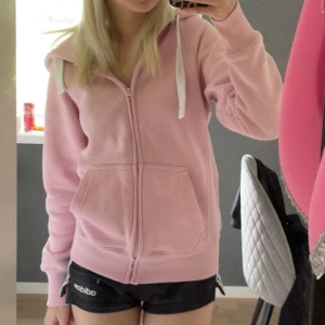 Ljusrosa hoodie från Russemerch - Säljer pågrund av att jag inte får någon användning utav den. Den är mycket bra skick och storlek Xs