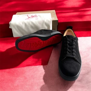 Louboutin Skor - SwedenFashionOutlet erbjuder nu ett par äkta Christian Louboutin sneakers i storlek 42 – en lyxig modell med den ikoniska röda sulan och exklusiv design.  Skorna har en sofistikerad svart ovandel i mockaliknande material, diskreta logodetaljer och självklart den signifikanta röda sulan med Christian Louboutins eleganta signatur.  🔺 Märke: Christian Louboutin 🔺 Storlek: EU 42 🔺 Färg: Svart med röd sula 🔺 Skick: Helt nya / oanvända 🔺 Detaljer: Lyxig komfort, hög finish, exklusiv design 