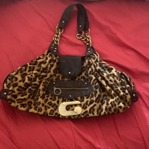 Mcbling trashy y2k väska  - Världen snyggaste y2k väska med leopard möster! Köpt secondhand men ej blivit använd på länge och är redo för en ny ägare. Är i bra skick och är rymlig samt ganska stor 🐆