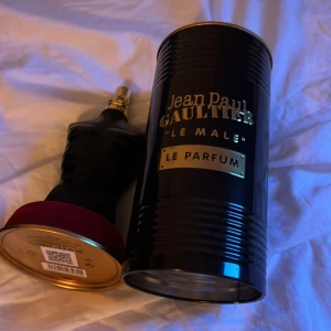 Le Male edp 125ml - Ungefär 120ml av flaskan kvar nästan inte använd. Bra förvarat. ja den är äkta.