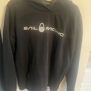 Svart sail racing hoodie  - Säljer min svarta sail racing. Ganska bra skick. Sparsamt använd. Säljs i bra pris. Kan användas året runt. Hör av er vid frågor 