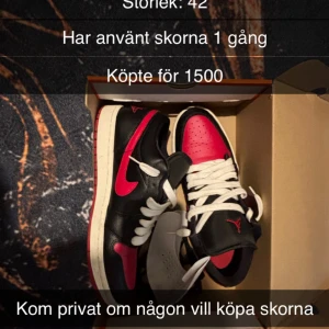 Nike Air Jordans svart och röd - Säljer ett par Nike Air Jordans i svart och rött med vita skosnören och röd swoosh. Klassisk design med rund tå och platt sula. Perfekta för dig som gillar streetwear och sneakers med attityd. Och använda 1 gång 