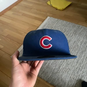 Chicago keps från New Era 59FIFTY  - Säljer denna keps för den för liten för mig. Fick den av min pappa när han hadde varit i chicago i sommaren 2023. Den är liten dammig men annars är den i perfekt skick