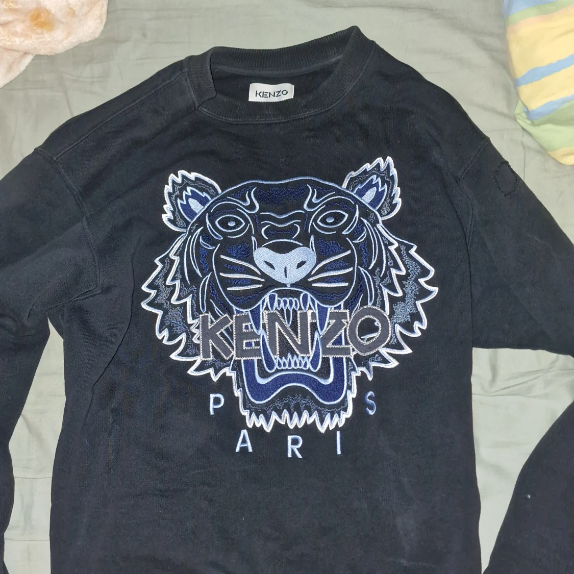 Svart sweatshirt med tigerbroderi från Kenzo