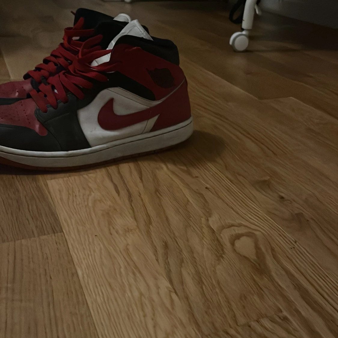 Nike Air Jordans i rött, svart och vitt - 1