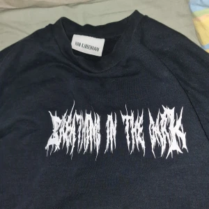 Svart sweatshirt från Han Kjøbenhavn - Cool svart sweatshirt från Han Kjøbenhavn med vit tryckt text 'BREATHING IN THE DARK' på bröstet. Klassisk rund halsringning och långa ärmar. Perfekt för dig som gillar streetwear och vill sticka ut med en unik tröja.