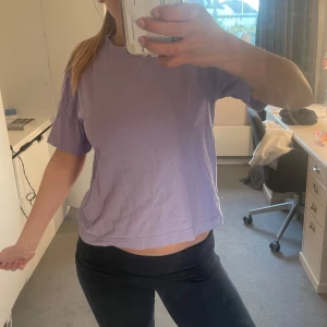 Lila t-shirt - Säljer en basic lila t-shirt från Gina Tricot.Pris går att diskutera💕