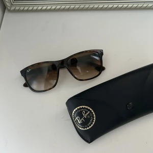Rayban boyfriend - Säljer nu mina Rayban boyfriend i schysst skick knappast några repor inga tydliga 