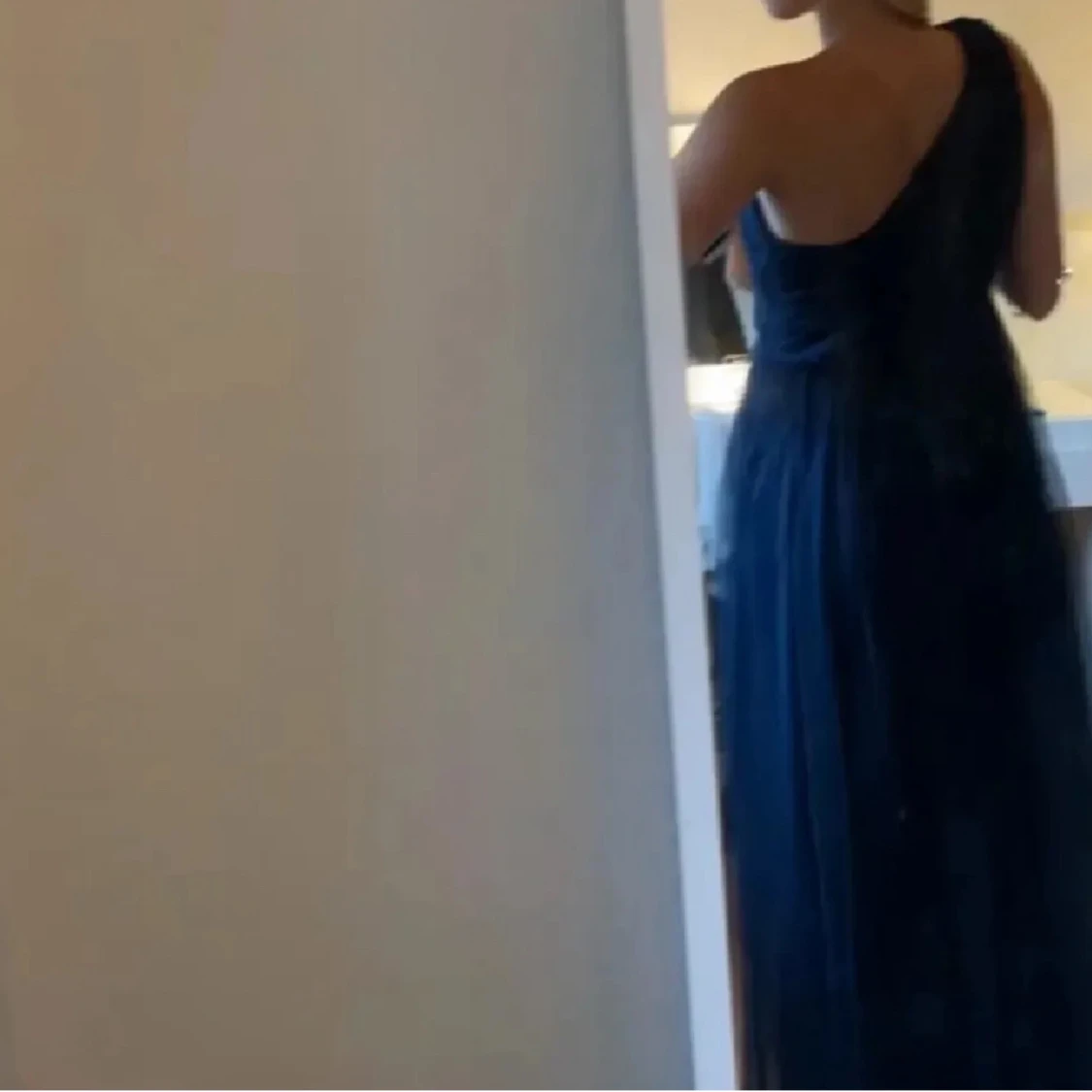 Marinblå oneshoulder klänning  - 1