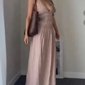 Långklänning zara - Ny med prislapp på! Skriv vid frågor. Somrig klänning