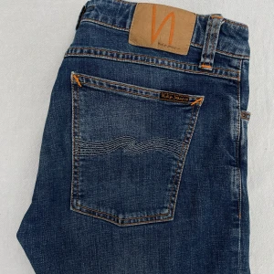 Nudie Jeans - |Tjena! Säljer dessa feta Nudie jeans i mycket bra skick✔️| Storlek 31/32✔️| Mitt pris 339kr Nypris ca 1600kr✔️| Har du någon fråga eller fundering är det bara att höra av dig✔️|