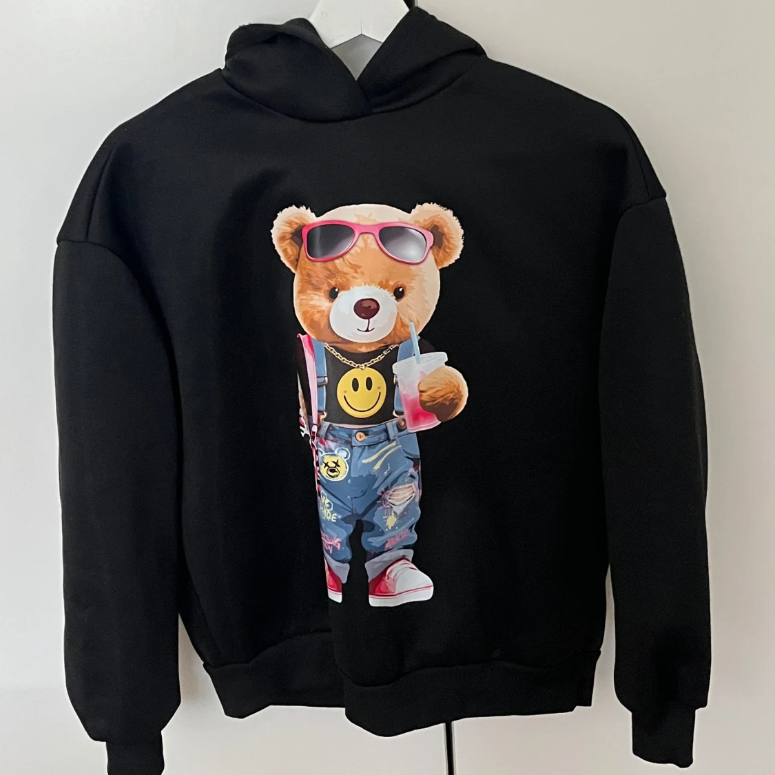 Svart hoodie med nalletryck från SHEIN