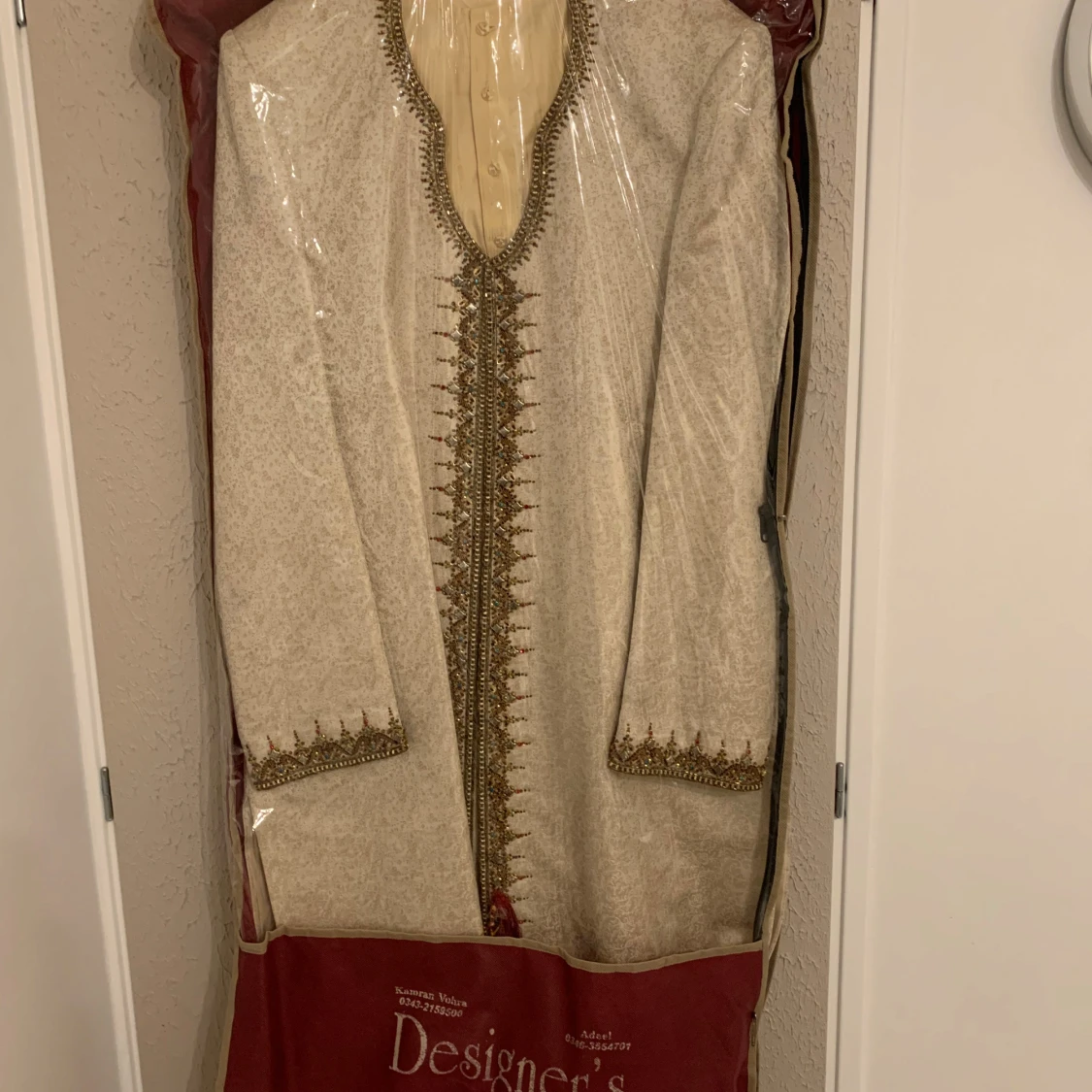 Beige broderad kavaj med pärlor