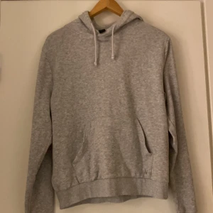 Grå hoodie - Super skön grå hoodie köpt från Stadium från märket SOC. Den har hängt i garderoben ett bra tag nu och inte använts. Mycket bra skick:) Nypris 299kr. Badic och passar till allt från träning till daglig användning och mys🩷dma vid fler bilder eller mer info osv🫶🏼