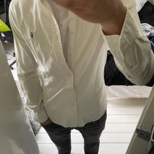 Vit Ralph lauren skjorta  - Har hål vid ärmarna men som knappt syns vid användning.
