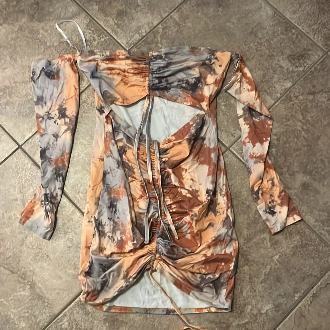 Tie-dye kortklänning med snörning - 1