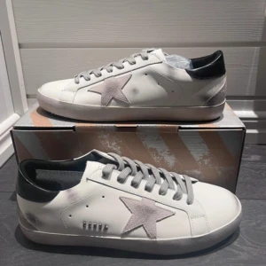 Golden goose sneakers - Helt nya golden goose skor i storlek 44, box och dustbag medföljer! Tveka inte på att skriva vid frågor och funderingar! Mvh Elliot 😊