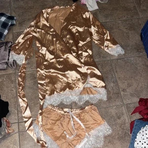 Siden morgonrock set  - Ett set 