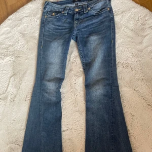 Blå jeans från True Religion - Blå jeans i joey från true religion. Storlek 27. Säljer pga de är lite för stora i midjan. Använda ett fåtal gånger är i nyskick.